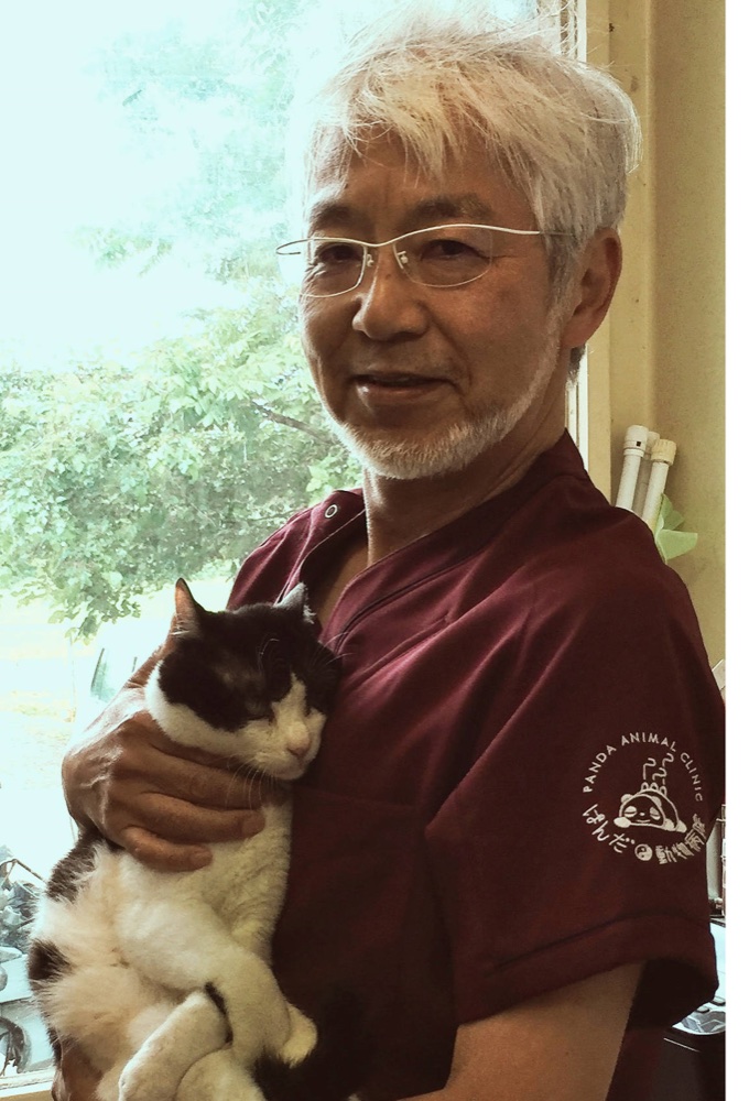 猫を抱く院長 押部明徳
